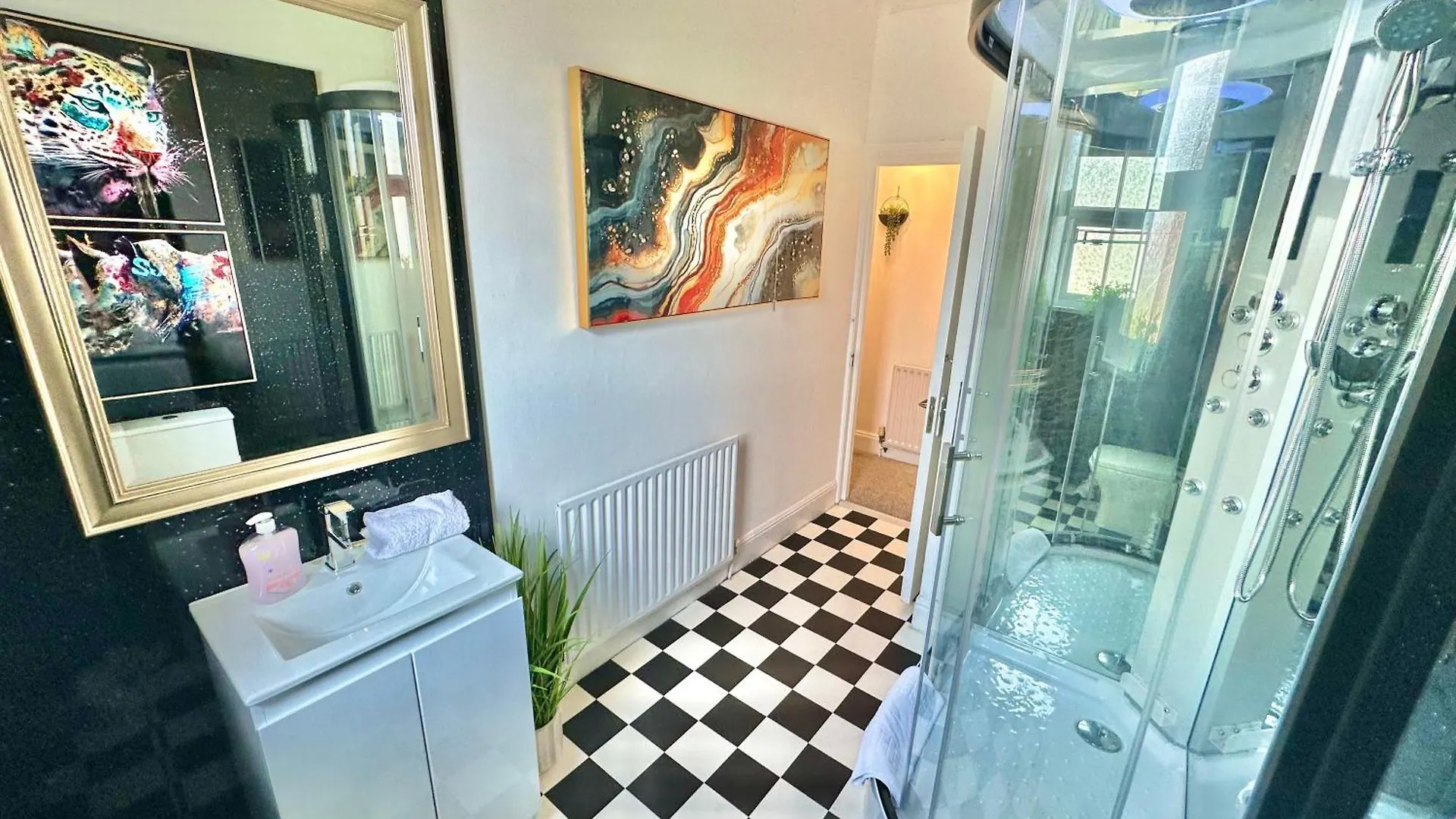 Modern Three Bedroom Gem Near Beach - Sleeps 6 - Steam Shower Cabin - Fast Wifi - Garden Bournemouth Egyesült Királyság