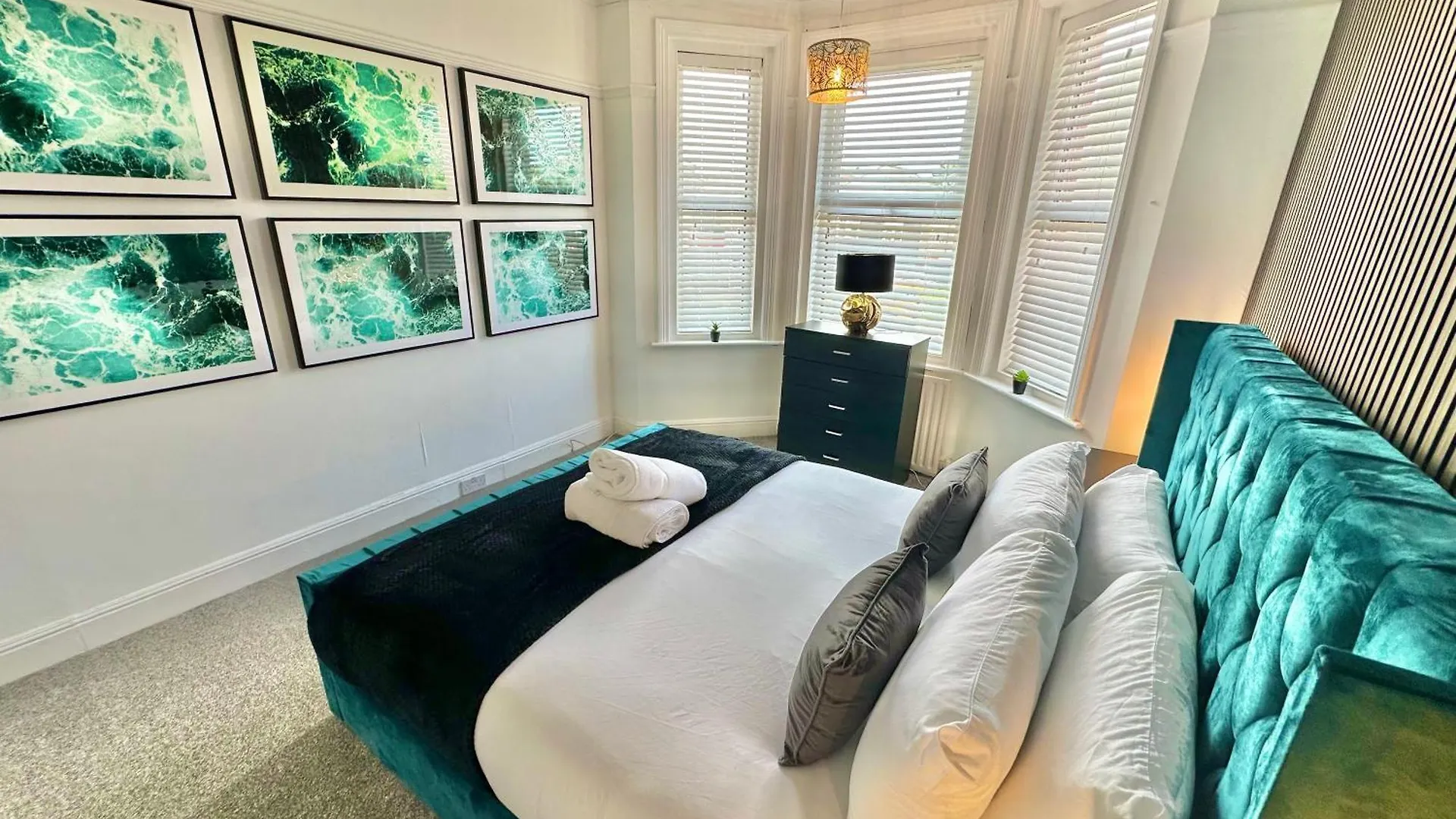 Modern Three Bedroom Gem Near Beach - Sleeps 6 - Steam Shower Cabin - Fast Wifi - Garden Bournemouth 0*,