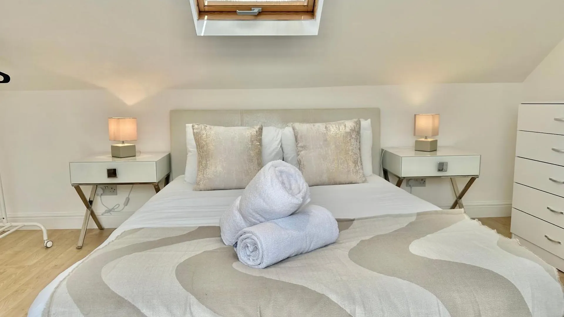 Apartman Modern Three Bedroom Gem Near Beach - Sleeps 6 - Steam Shower Cabin - Fast Wifi - Garden Bournemouth Egyesült Királyság