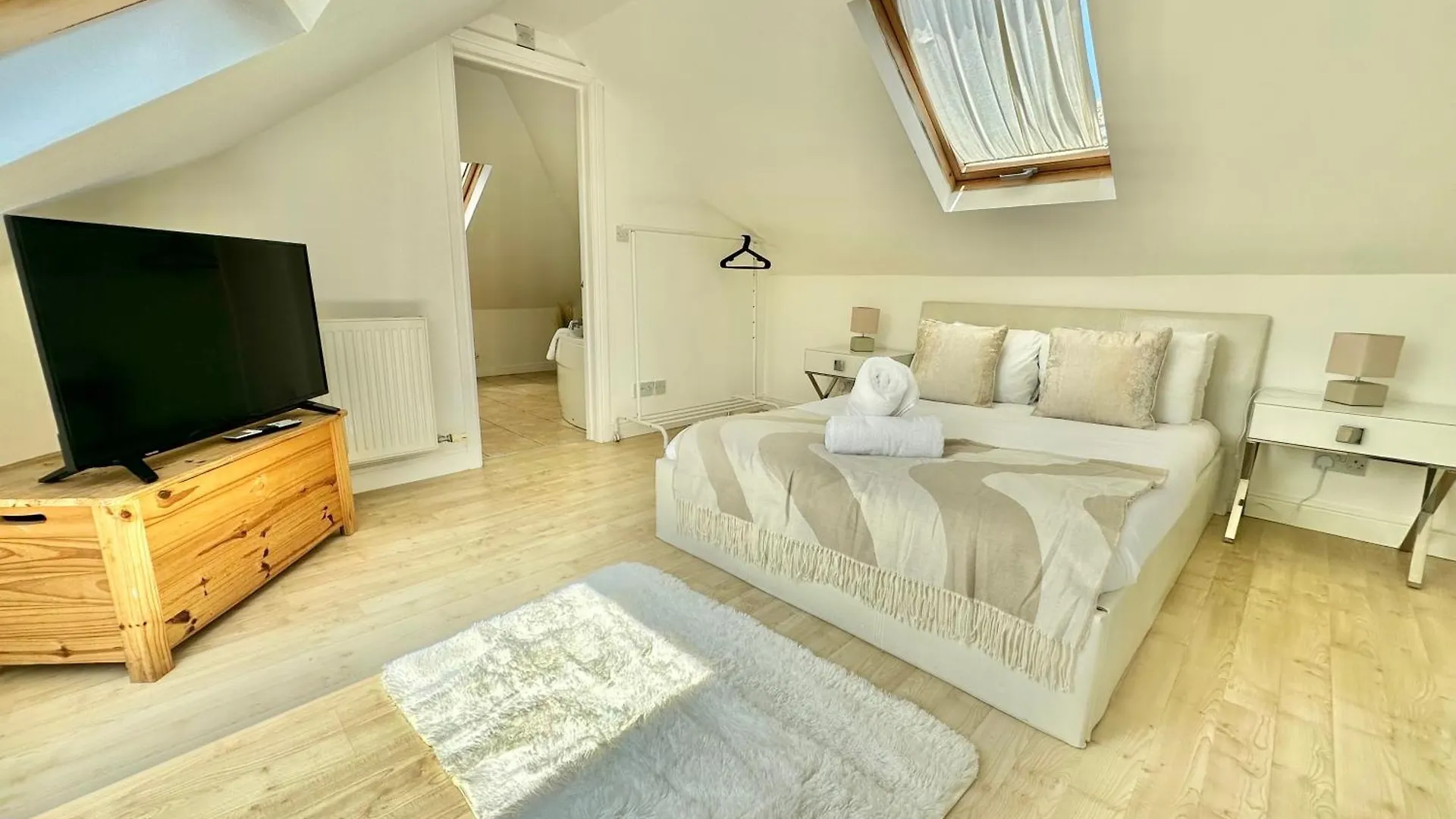 Apartman Modern Three Bedroom Gem Near Beach - Sleeps 6 - Steam Shower Cabin - Fast Wifi - Garden Bournemouth
