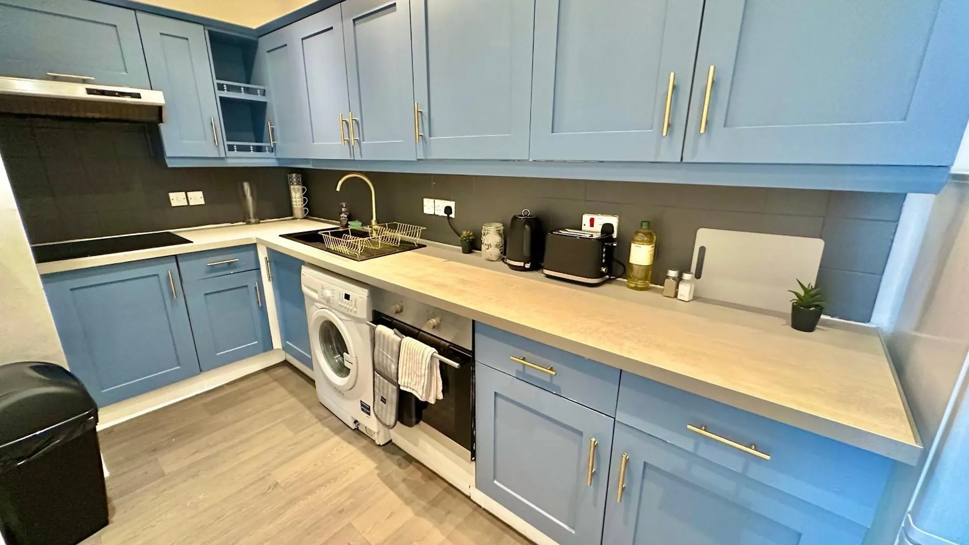 Modern Three Bedroom Gem Near Beach - Sleeps 6 - Steam Shower Cabin - Fast Wifi - Garden Bournemouth Apartman