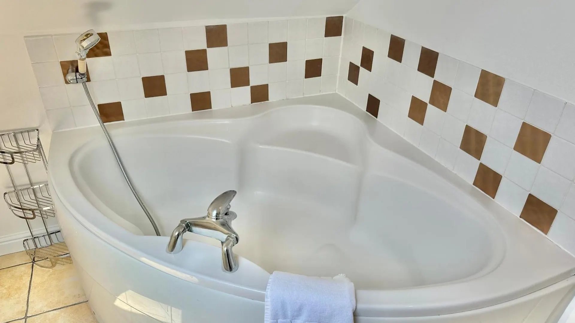 Modern Three Bedroom Gem Near Beach - Sleeps 6 - Steam Shower Cabin - Fast Wifi - Garden Bournemouth Apartman