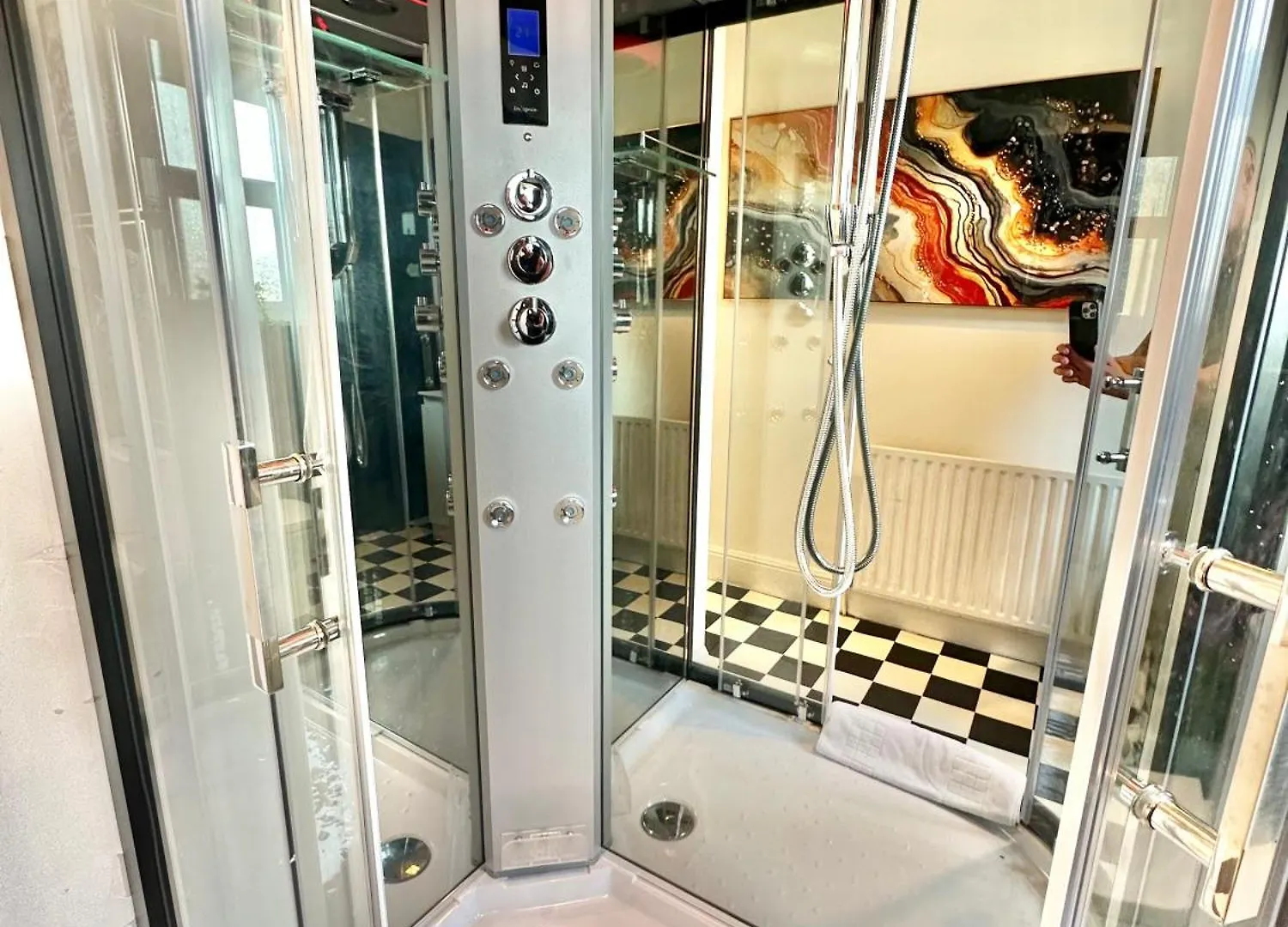Modern Three Bedroom Gem Near Beach - Sleeps 6 - Steam Shower Cabin - Fast Wifi - Garden Bournemouth