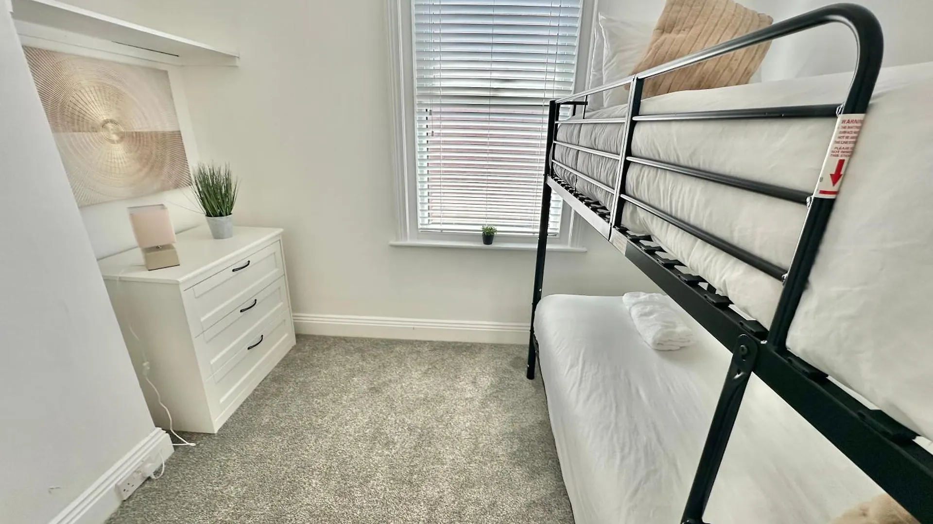 Modern Three Bedroom Gem Near Beach - Sleeps 6 - Steam Shower Cabin - Fast Wifi - Garden Bournemouth Apartman