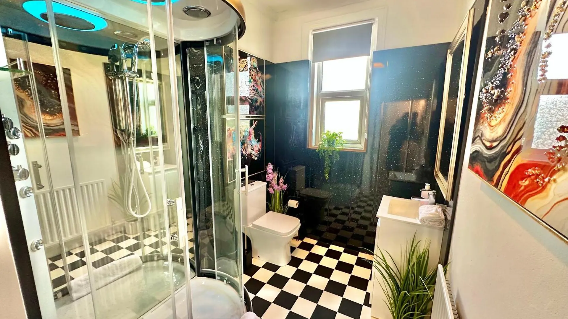 Modern Three Bedroom Gem Near Beach - Sleeps 6 - Steam Shower Cabin - Fast Wifi - Garden Bournemouth