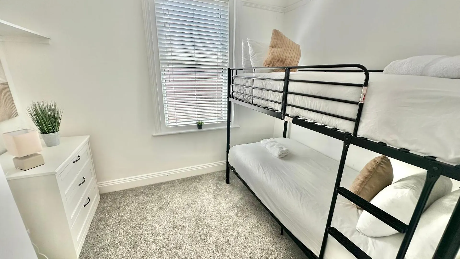Modern Three Bedroom Gem Near Beach - Sleeps 6 - Steam Shower Cabin - Fast Wifi - Garden Bournemouth 0*,