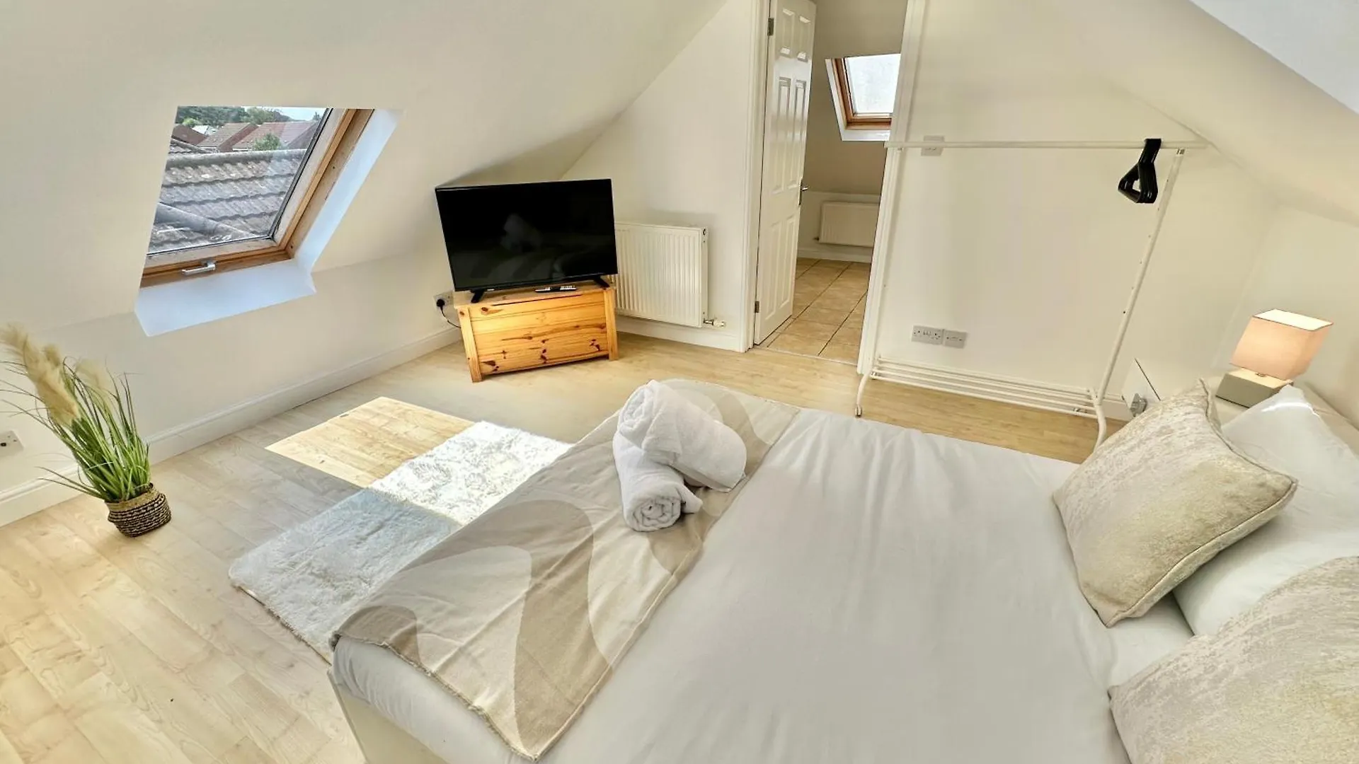 Modern Three Bedroom Gem Near Beach - Sleeps 6 - Steam Shower Cabin - Fast Wifi - Garden Bournemouth Appartamento