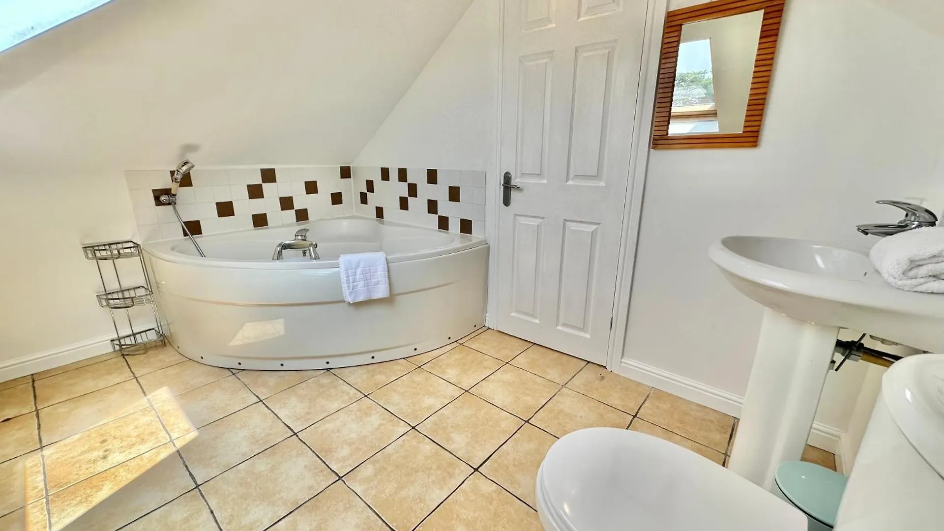Modern Three Bedroom Gem Near Beach - Sleeps 6 - Steam Shower Cabin - Fast Wifi - Garden Bournemouth