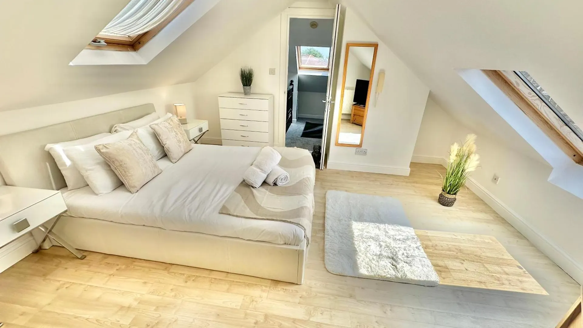Modern Three Bedroom Gem Near Beach - Sleeps 6 - Steam Shower Cabin - Fast Wifi - Garden Bournemouth 0*,  Regno Unito