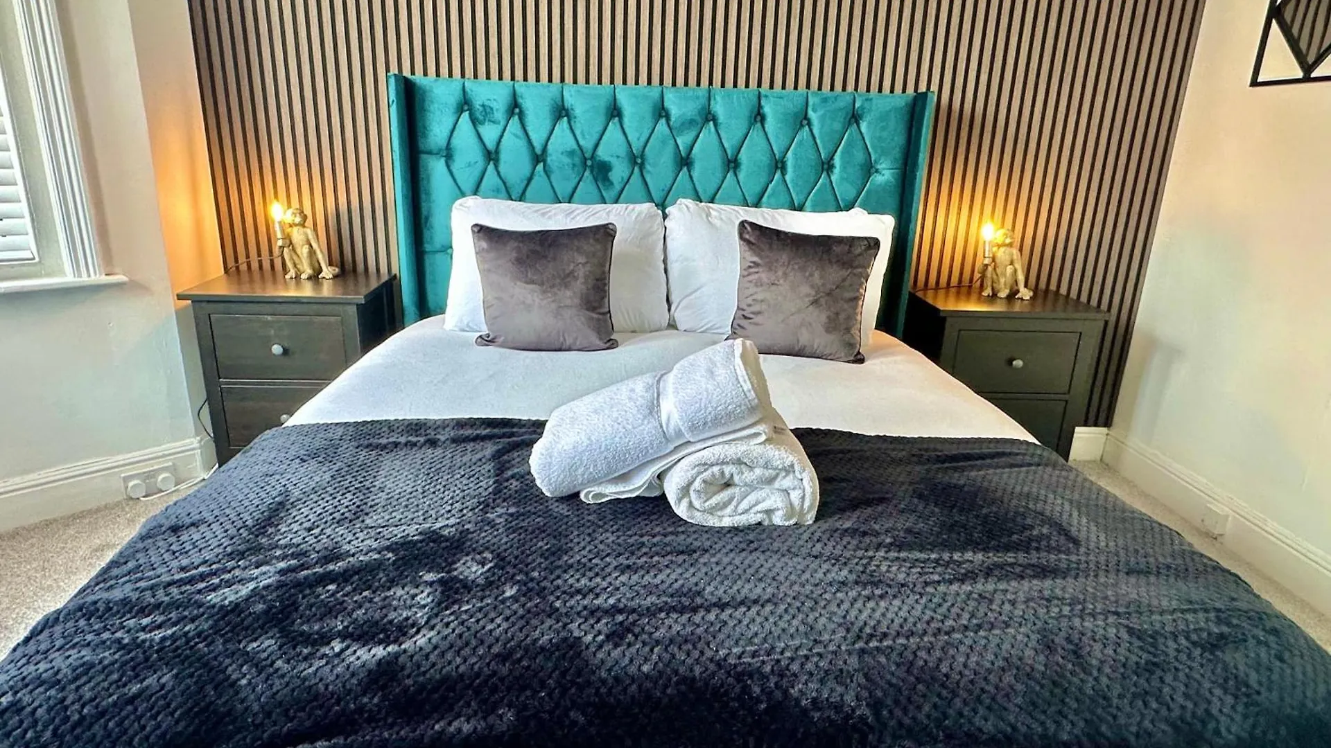 Modern Three Bedroom Gem Near Beach - Sleeps 6 - Steam Shower Cabin - Fast Wifi - Garden Bournemouth Appartamento
