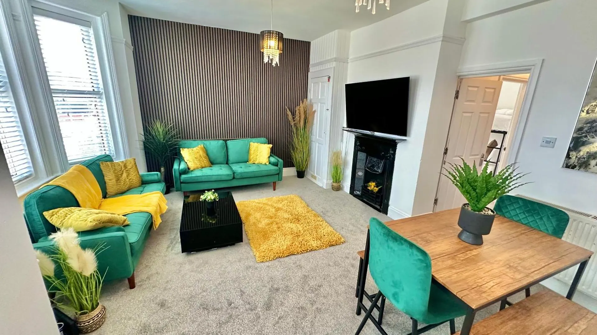 Modern Three Bedroom Gem Near Beach - Sleeps 6 - Steam Shower Cabin - Fast Wifi - Garden Bournemouth 0*,  United Kingdom